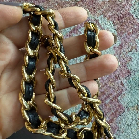 Vintage bag with a chain strap. - Picture 3 of 11